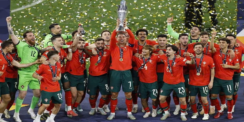 CR7 nâng cao chiếc cúp Nations League cùng đồng đội CR7 nâng cao chiếc cúp Nations League cùng đồng đội